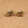 1 paire Antique cuivre zodiaque chanceux lapin Statue ornements Vintage en laiton massif Animal Miniature Figurine thé Pet bureau décoration Y232A