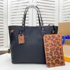 Mode 2st leopard axel shoppingväska hjärta tote designer handväska perforerad leopardbrev canvas äkta läder öppen ficka mjuk hink mynt handväska gm stor