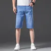 Stretch marca de verão fina de alta qualidade algodão jeans jeans homens joelho comprimento suave luz azul casual shorts mais tamanho 28- 220301