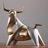 Estátua de gado criativo Ox Decoração de casa Salon escultura Gradevin Wine TV Ornament Crafts Abstract Animal Fture T200331