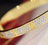 2023 V Gold Charm de qualité de luxe Dangle Punk Band Bracelet avec diamants en trois couleurs plaqués pour femmes bijoux de mariage cadeau ont boîte timbre PS3369A