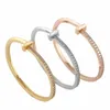 Europa America New Style Lady Women Acciaio al titanio Inciso con lettera T Impostazione Bracciale rigido con diamanti a fila singola 3 colori