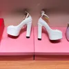 Chaussures de créateurs de qualité supérieure Talon transparent en cristal sexy Pompes en cuir verni 15,5 cm Chaussures d'usine de mariage à talons hauts 35-42 Talon de plate-forme de bouche de poisson Chaussure habillée