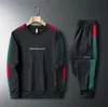 Mens Tracksuits 디자이너 세트 sweatsuit 패션 꿀벌 자수 후드와 바지 스트리트 캐주얼 스포츠 스타일 두 조각 남성 여성 세트 봄 가을 운동복 정장