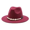 Fedora Hat Women Solid Elegancka Pearl Belt Klamy Klasyczne Zimowe Kobiety Czapki Pink Fascynator Wedding Form Fail Hat Womens7097091