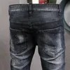 Calça jeans masculina azul lixívia, arrumada, motociclista, mancha de pintura, danos, slim fit, angustiada