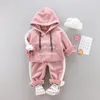 Roupas infantil Outono inverno criança bebê meninas roupas conjuntos confortável lazer dourado veludo desenhos animados gato zíper jaqueta + calças lj201221