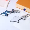 Cartoon Luxury Designer Fashion Keychain Sliver Keys Buckle äkta läder Blue Shark Letter Bags Ornament AZ11