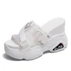 Nouveaux Summer Femmes Pantoufles Haute plateforme Sandales 10cm Talons à l'extérieur Flip-Flops Mode Femmes colorées Sneakers blanches Y200423