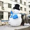 Simpatico pupazzo di neve gonfiabile modello palloncino 5 m bianco soffiato ad aria sorridente pupazzo di neve che indossa cappello e sciarpa per la decorazione natalizia all'aperto invernale