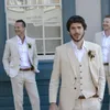 Nowy beżowy lniane garnitury ślubne plażowe pana młodo Tuxedos 3 sztuki pieki kurtki kamizelne oblubienie