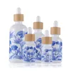 Botellas de perfume de aceite esencial de porcelana azul y blanco con tapa de bambú.