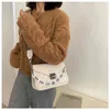 50% de réduction sur le code de coupon Sac de haute qualité pour femmes nouvelle mode polyvalente One Shoulder Messenger Bag rétro Hong Kong Style chaîne à large bande petit carré