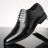 Moda uomo scarpe formali di alta qualità traspirante PU pelle personalità uomo d'affari abito mocassini scarpe da sposa Oxford Y200420