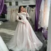 Długie rękawy Blush sukienki Illusion Lace Applique zadaszone przyciski Sweeo pociąg Custom Made Chapel Wedding Suknia Vestido de novia