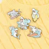 Enamelowe broszki pinownia dla kobiet oceaniczna sukienka na rekin mody koszulka Demin metalowe bozie szpilki odznaki promocja prezent hurtowy