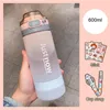زجاجة مياه 600 مللي على الطراز الكوري مع سترو كوب خالٍ من مادة BPA المحمولة في الهواء الطلق للرياضة والشرب زجاجات بلاستيكية وشريط عصي للهدايا