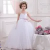 繊細な白いスパゲッティストラップリボンビーズホワイトチュールアップリケボウリトルブライド結婚式ボールガウン拝領の花の女の子のドレス