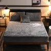 Wodoodporny materac Pokrowiec na łóżko Luksusowe dopasowane prześcieradło Protector Bedspread Grey Red Coral Polece Grube Soft Pad do sypialni C0223