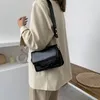 حقيبة يد صغيرة بتصميم سلسلة من جلد البولي يوريثان للنساء 2021 حقيبة كتف شتوية للسيدات حقيبة يد نسائية على الموضة عبر الجسم