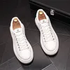 Moda Europeia Branco Vestido de Noiva Sapatos de Alta Qualidade Respirável Lace-Up Men's Couro Casual Sneakers Confortável Rodada Toe Toe Outdoor Camisola Andando