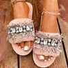 Intérieur Furry Femmes Pantoufles Grand Strass Chaîne Perle Design Talon Plat Fluffy Fourrure Diapositives Chaussures De Mode Dames Y201026 GAI GAI GAI