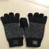 Nouveaux gants tricotés Designer classique Couleur unie Lettre européenne et américaine Couple Mitaines Mode d'hiver Gant à cinq doigts Noir en gros