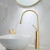 Badezimmer Waschbecken Wasserhaare Liuyue Becken gebürstetes Gold / weiß Messing Drop Form Wasserhahn Großer gekrümmter Kaltwassermischer Tap1