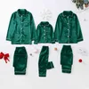 Nxy Costume de famille Pyjamas de Noël en satin Pj s Tenues assorties solides Vêtements de nuit de Noël pour parents Ensemble de vêtements de nuit pour adultes Look 2212315130159