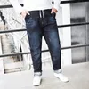 Mężczyźni haft elastyczne talia swoboda prosta dżinsy mody bawełniane dżinsy dżinsy dżinsowe pantsire plus rozmiar 6xl 8xl331z