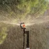 20 50 100st Garden Micro Sprinklers på 20 cm Stake Orange Yellow Wheel Spray 360 Degrees Rotating Irrigation Micro-Sprinkler 20120203C