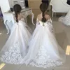 NUOVO! Elegante abito da ballo bianco Abiti da ragazza di fiori Sheer Neck Pizzo abiti da sposa per bambini pakistani Abiti da spettacolo per ragazze a maniche lunghe in pizzo carino DWJ0207
