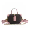 Alta calidad Petite Malle Souple Bag Moda Mujer Totes Diseñador Mujer Bolsos de hombro Negro en relieve Casual Tote Bolsos Cross Body Pink 20cm Ancho Correa extraíble