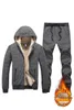 冬の男性セット温かい厚いフード付きジャケットパンツ2PCセットメンラムカシミアパーカージッパートラックスーツマンスポーツスーツプラスサイズ322F