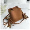 2021 Yeni Moda Scrub Kadınlar Kova Çanta Vintage Püskül Messenger Çanta Yüksek Kalite Retro Omuz Basit Crossbody Tote G