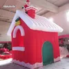 احتفالي عيد الميلاد نفخ قرية كوخ 4 متر الأحمر الهواء في مهب المنزل العملاقة خيمة مع سانتا على سطح زخرفة عيد الميلاد