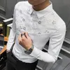 Spring Autumn Lace Split Floral Shirt Men Long Sleeve Frisyr svart vit manlig skjorta Camisa Social Masculina Slim Fit V3101301B