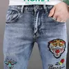 Designer Jeans pour hommes Mode Marque européenne Brodé Version coréenne Couleur claire Slim Fit Petit pied Tendance Casual Pantalon élastique polyvalent 24SS