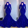 2023 Vestidos de noite sensuais usam lantejoulas de cristal de veludo azul real mangas compridas sereia vestidos de formatura com lantejoulas elegantes ombro de fora vestido formal feminino