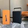 茶色の革のスーツケース