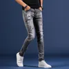 Marque d'automne de jeans brodés trou à la mode en gros pour hommes en vrac coréen slim pieds pantalons pantalons décontractés pour hommes 201128