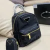 Projektanci Prosty damski plecak mini plecak nylonowy trójkąt odznaka ramię na ramię Cross Body Messenger Bag luksusowe plecaki torby podróżne fo219k