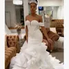 Gorgeous Plus Size Mermaid Organza Bröllopsklänningar Brudklänningar Domstol Tåg Av Axel Beaded Tiered Ruffles Robe de Mariée Andra reception Klänningar