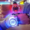 Specialpris Party Glow-in-the-Dark LED upplyst leksaker Nya Kvinnors Fashion Mäns Silicone Diamond Watch Student Armbandsur