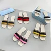 2022 Qualidade superior de luxo bordado Luxuries Designer Mulheres Chinelos Sandálias Sandálias Slide Verão Moda Beach Flip Flip Flops com Baixa Tamanho 35-43