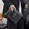 Bolsos de hombro de diseñador Bolso de mensajero de lujo para hombres Embrague de cuero suave de moda Bolso de sobre de cruz de metal Bolso de alta calidad de elementos punk Remache de metal HBP