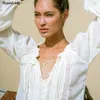 Gipsylady Biała koronkowa koszulka bluzki w stylu vintage 100% bawełniana sprężyna długa latarnia rękaw V Sheer Sexy Women Chic Chic Top 220307