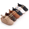 Nya Babyskor Retro Läder Boy Girl Shoes Multicolor Toddler Gummi Sole Anti-Slip First Walkers Spädbarn Nyfödda Moccasins