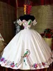 花鳥刺繍Charro Quinceaneraドレスメキシコのテーマホワイトサテンオフショルダービッグボウバックレースアッププロドレス