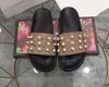 Kutu Kadın Tasarımcı Terlik Kauçuk Slaytlar Sandal Düz Blooms Çilek Takip Yeşil Kırmızı Beyaz Web Moda Erkek Kaydırıcılar Plaj Flip Flops Çiçek